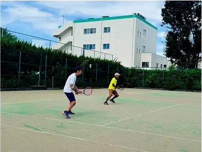 画像：テニスの試合中の様子様子