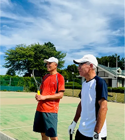 画像：テニスコートに立つ二人の選手